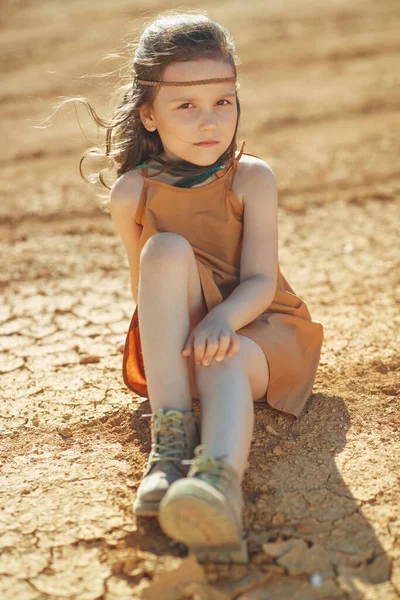 Детская мода. Модный ребенок. Девушка на улице в модной одежде. — стоковое фото