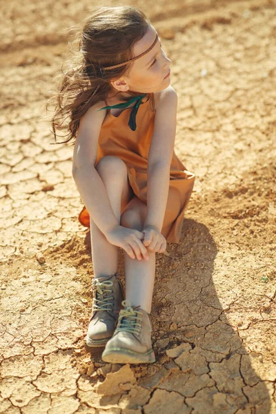 Детская мода. Модный ребенок. Девушка на улице в модной одежде. — стоковое фото