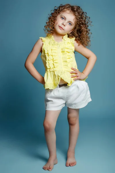 Retrato de uma menina bonita criança . — Fotografia de Stock