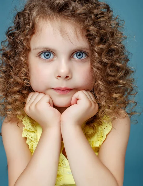 Портрет красивої дівчинки-дитини . — стокове фото