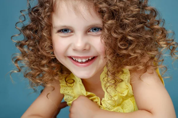 Retrato de uma menina bonita criança . — Fotografia de Stock