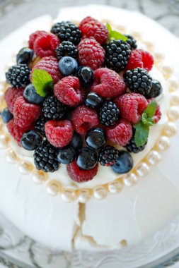 Pavlova keki. Kahvaltıda tatlı.. 