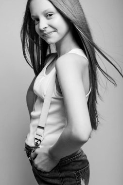 Güzel çocuk. Siyah beyaz stüdyodaki küçük kız. 