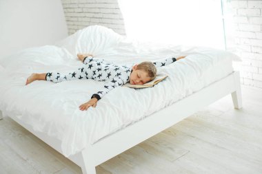 Çocuklar kitap okuyor..