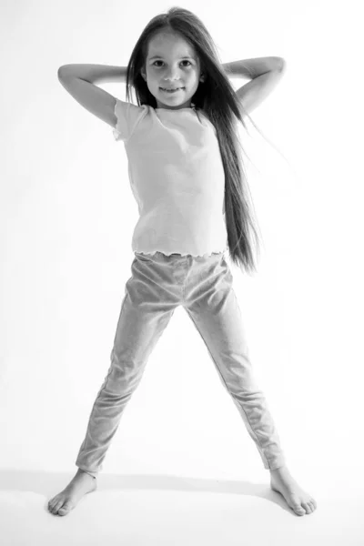 Prachtig kind. Klein meisje in zwart-wit studio. — Stockfoto