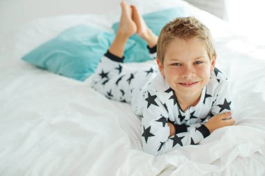 Küçük çocuk süt içiyor..