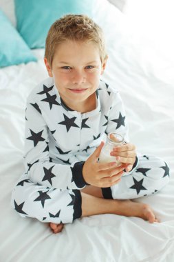 Küçük çocuk süt içiyor..