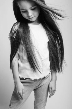 Güzel çocuk. Siyah beyaz stüdyodaki küçük kız. 