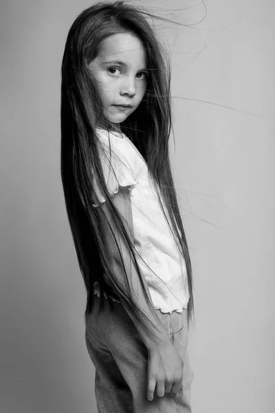 Hermosa niña. Niña en estudio blanco y negro. — Foto de Stock