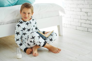 Çocuklar kitap okuyor..