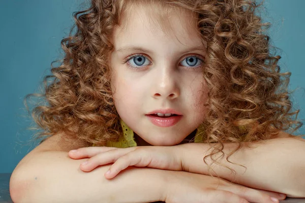 Egy gyönyörű lánygyermek portréja. — Stock Fotó