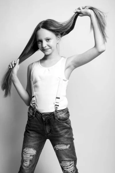 Criança linda. Menina no estúdio preto e branco. — Fotografia de Stock