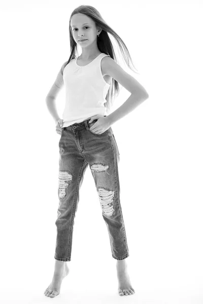 Hermosa niña. Niña en estudio blanco y negro. — Foto de Stock