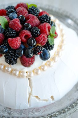 Pavlova keki. Kahvaltıda tatlı.. 