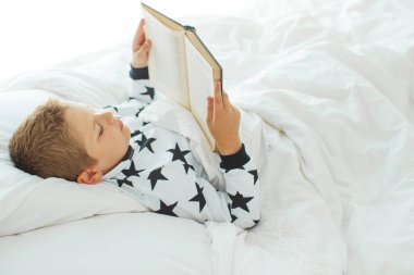 Çocuklar kitap okuyor..