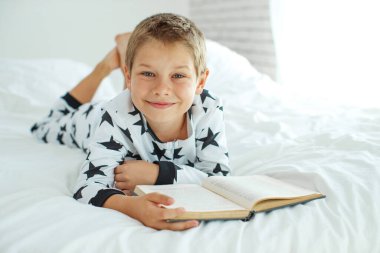 Çocuklar kitap okuyor..