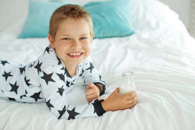 Küçük çocuk süt içiyor..