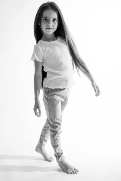 Vackert barn. Liten flicka i svart och vitt studio. — Stockfoto