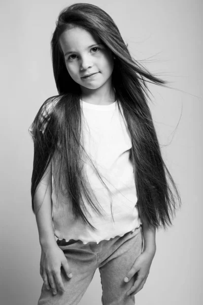 Hermosa niña. Niña en estudio blanco y negro. — Foto de Stock