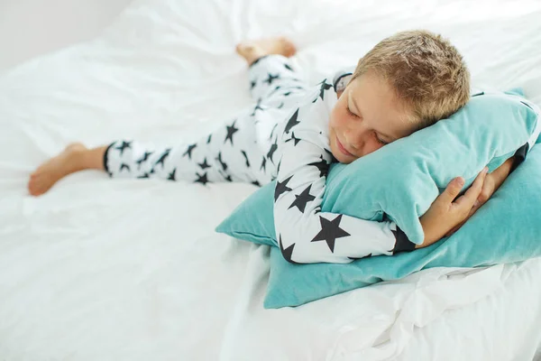 Copilul pe pat în pijamale . — Fotografie, imagine de stoc