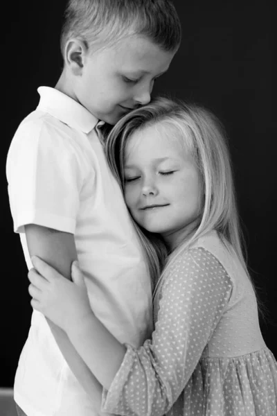 Kleiner Junge und kleines Mädchen. Bruder und Schwester. — Stockfoto