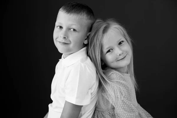Αγοράκι και κοριτσάκι. Αδελφός και αδελφή. — Φωτογραφία Αρχείου