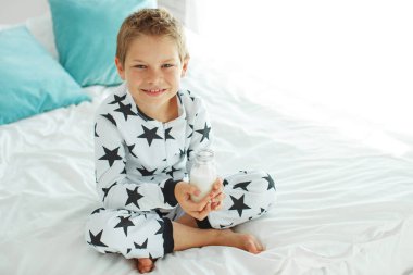 Küçük çocuk süt içiyor..