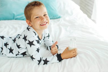 Küçük çocuk süt içiyor..