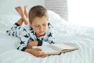 Çocuklar kitap okuyor..