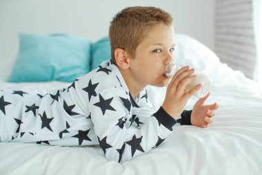 Küçük çocuk süt içiyor..