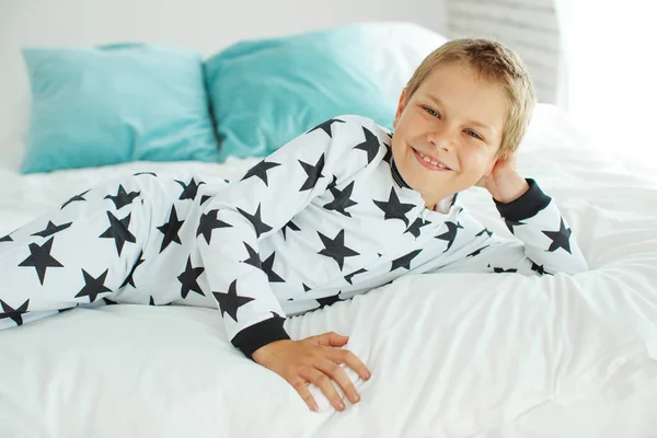 Дитина на ліжку в піжамі . — стокове фото