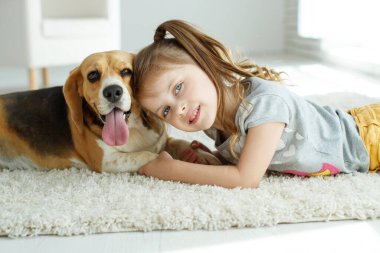 Evde köpeği olan küçük bir kız..