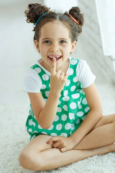 Menina sem dente. A criança perdeu um dente. — Fotografia de Stock