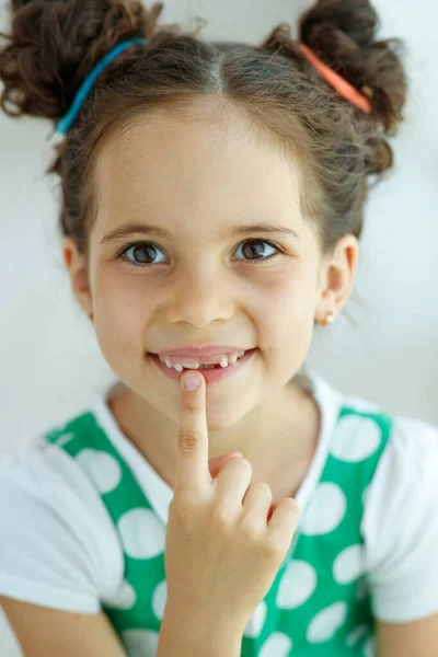Маленька дівчинка втратила зуб. Втрата першого зуба у дитини . — стокове фото