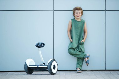 Çocuk spora gidiyor. Küçük bir çocuk uçan kaykaya biniyor.. 