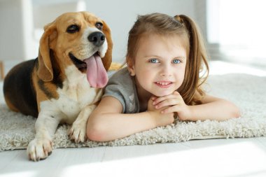 Evde köpeği olan küçük bir kız..