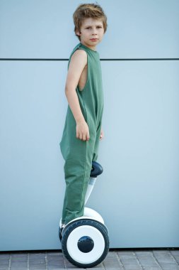 Çocuk spora gidiyor. Küçük bir çocuk uçan kaykaya biniyor.. 