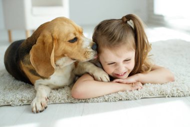 Evde köpeği olan küçük bir kız..