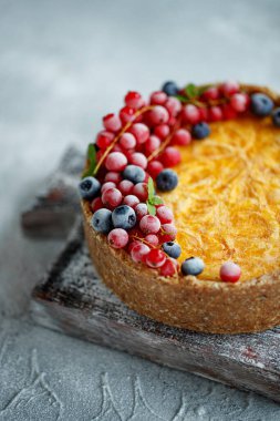 Çilekli cheesecake keki. Hassas kaymak ve hamurdan yapılmış kek.. 