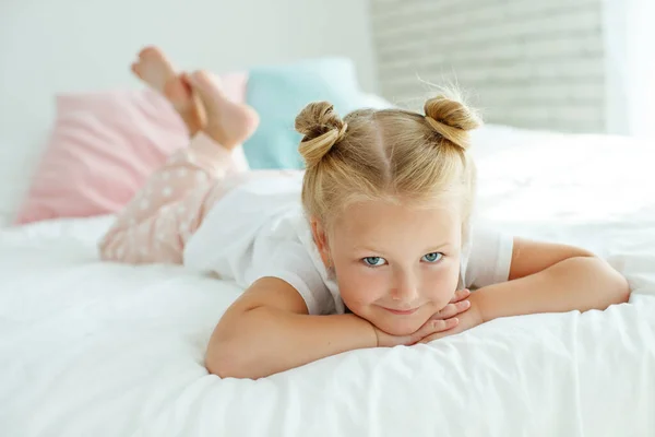 The little girl goes to bed in the morning. — Stock Photo, Image