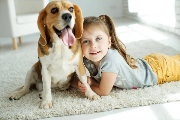 Evde köpeği olan küçük bir kız..