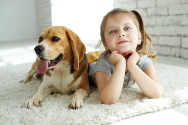 Evde köpeği olan küçük bir kız..