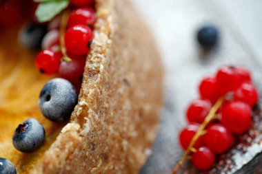 Çilekli cheesecake keki. Hassas kaymak ve hamurdan yapılmış kek.. 