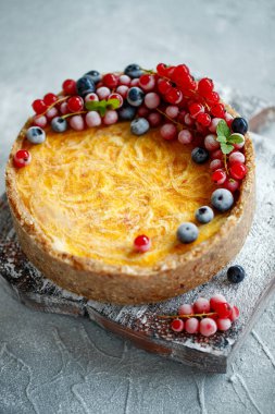Çilekli cheesecake keki. Hassas kaymak ve hamurdan yapılmış kek.. 