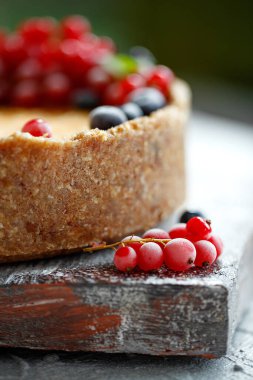 Çilekli cheesecake keki. Hassas kaymak ve hamurdan yapılmış kek.. 