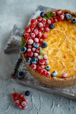 Çilekli cheesecake keki. Hassas kaymak ve hamurdan yapılmış kek.. 