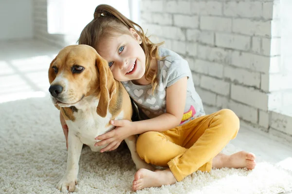 Evde köpeği olan küçük bir kız..