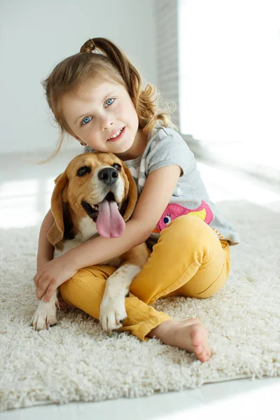 Evde köpeği olan küçük bir kız..