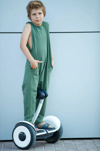 아이는 운동을 하러 갑니다. 한 어린 소년이 보트를 타고 있습니다. — 스톡 사진