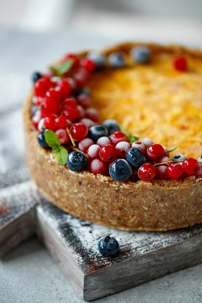 Çilekli cheesecake keki. Hassas kaymak ve hamurdan yapılmış kek.. 